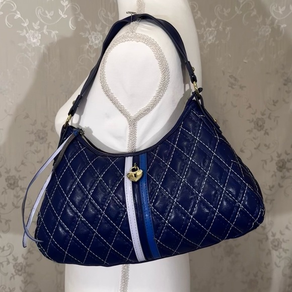 Victoria’s Secret Quilted Navy Blue Shoulder Bag w/ Heart Charm Y2K Vintage - Picture 6 of 6